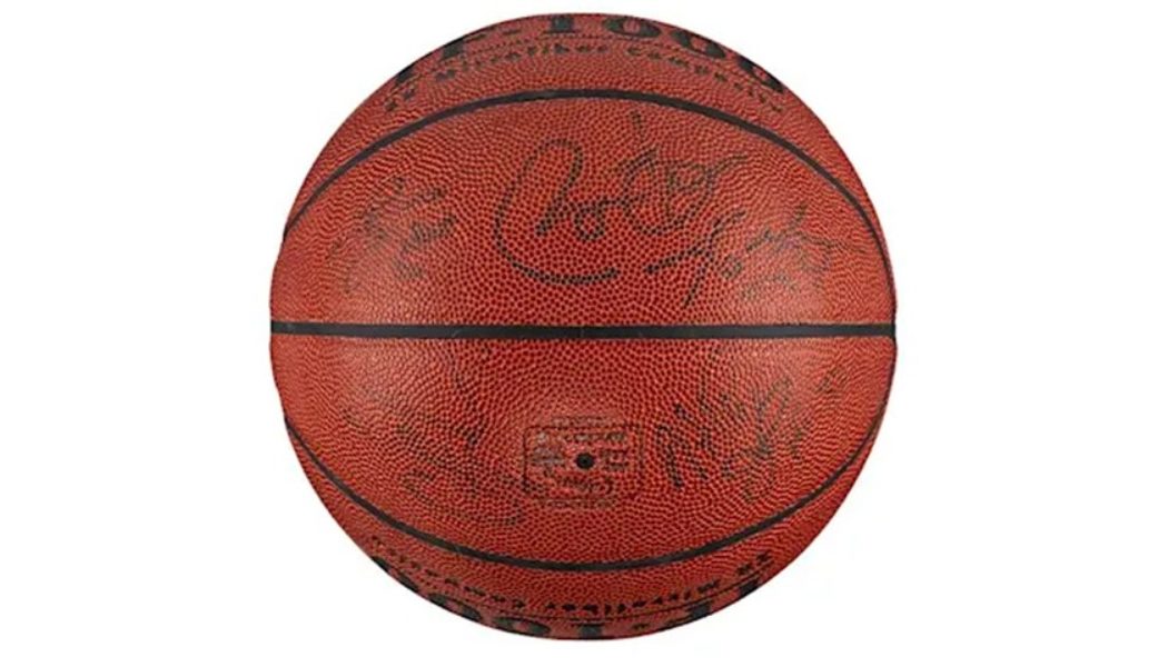 A Basketball Signed by Kobe Bryant and LeBron James From President Obama’s Pickup Game Is up for Auction