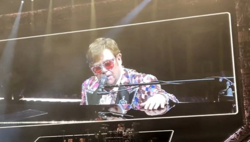 ELTON JOHN Pays Tribute To TAYLOR HAWKINS At Des Moines Concert: ‘This Song Is For Him And His Family’