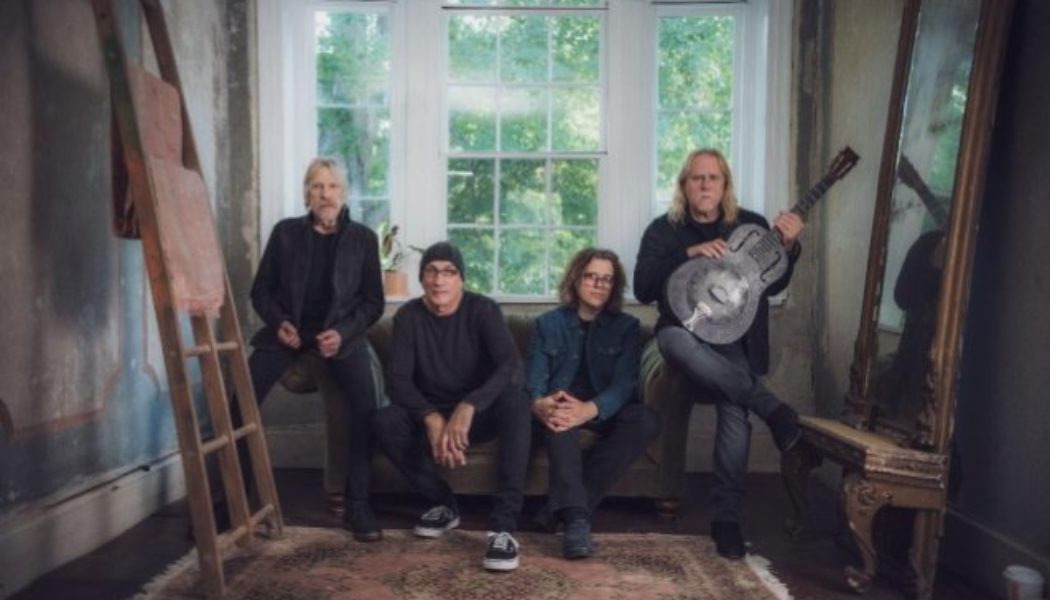 GOV’T MULE Frontman WARREN HAYNES’s Shoulder Blade Fracture Forces Postponement Of Spring 2022 Tour