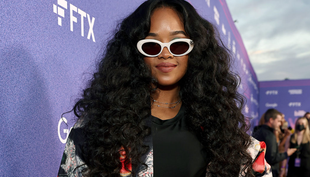 H.E.R. Credits Her Mom for Winning the Impact Award at Billboard’s 2022 Women in Music