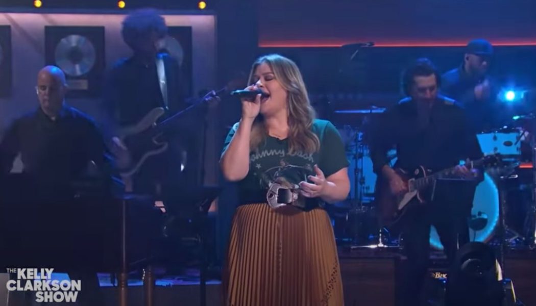 Kelly Clarkson Gets ‘Nostalgic’ With New Performance of an Old Song: Watch