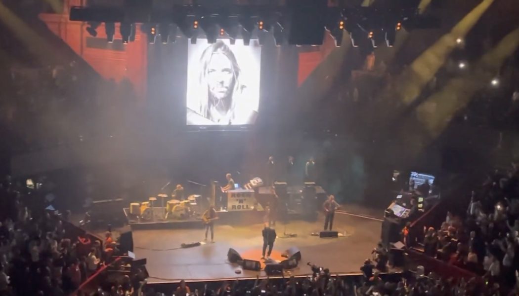 Liam Gallagher Dedicates “Live Forever” Performance to Taylor Hawkins: Watch