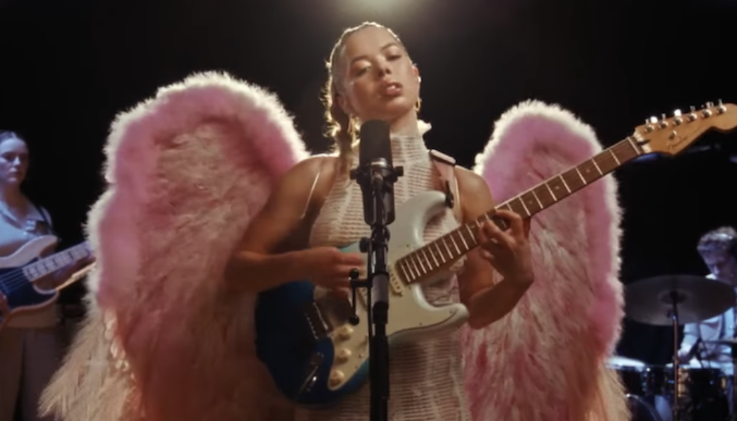 Nilüfer Yanya Performs “Midnight Sun” on Fallon: Watch