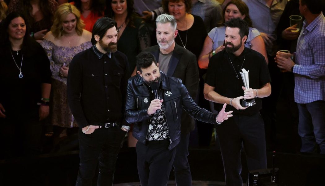 Old Dominion Thanks Dolly Parton for Paying Tribute to Ukraine at 2022 ACM Awards