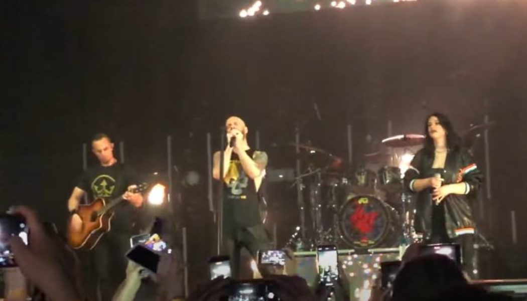 Watch: DAUGHTRY And MARK TREMONTI Pay Tribute To TAYLOR HAWKINS With Cover Of FOO FIGHTERS’ ‘My Hero’ In New Orleans