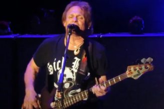 Watch MICHAEL ANTHONY Sing VAN HALEN’s ‘Ain’t Talkin’ ‘Bout Love’ At FLORIDA STRAWBERRY FESTIVAL