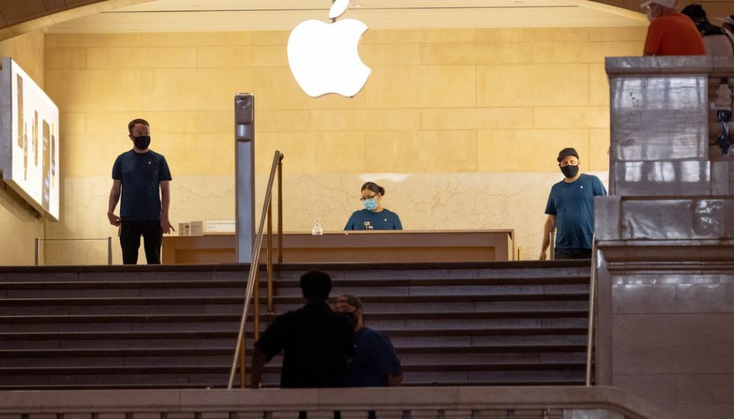 Apple store workers at Grand Central Terminal start collecting signatures to form a union