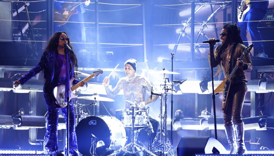 H.E.R. Rocks Out at Grammys With Lenny Kravitz, Travis Barker