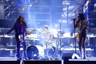 H.E.R. Rocks Out at Grammys With Lenny Kravitz, Travis Barker