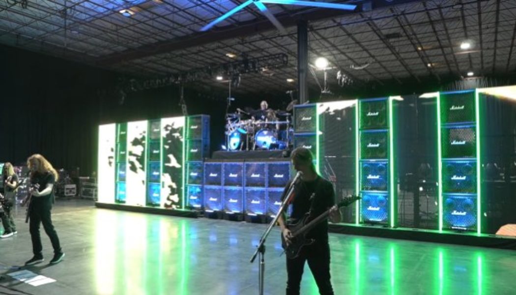 MEGADETH’s KIKO LOUREIRO Shares Video From Rehearsal Sessions For 2022 Leg Of ‘The Metal Tour Of The Year’