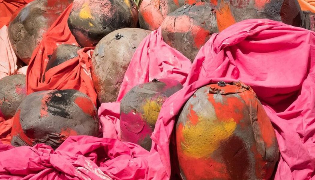 Phyllida Barlow Challenges the Conventions of Sculpture in “Glimpse”