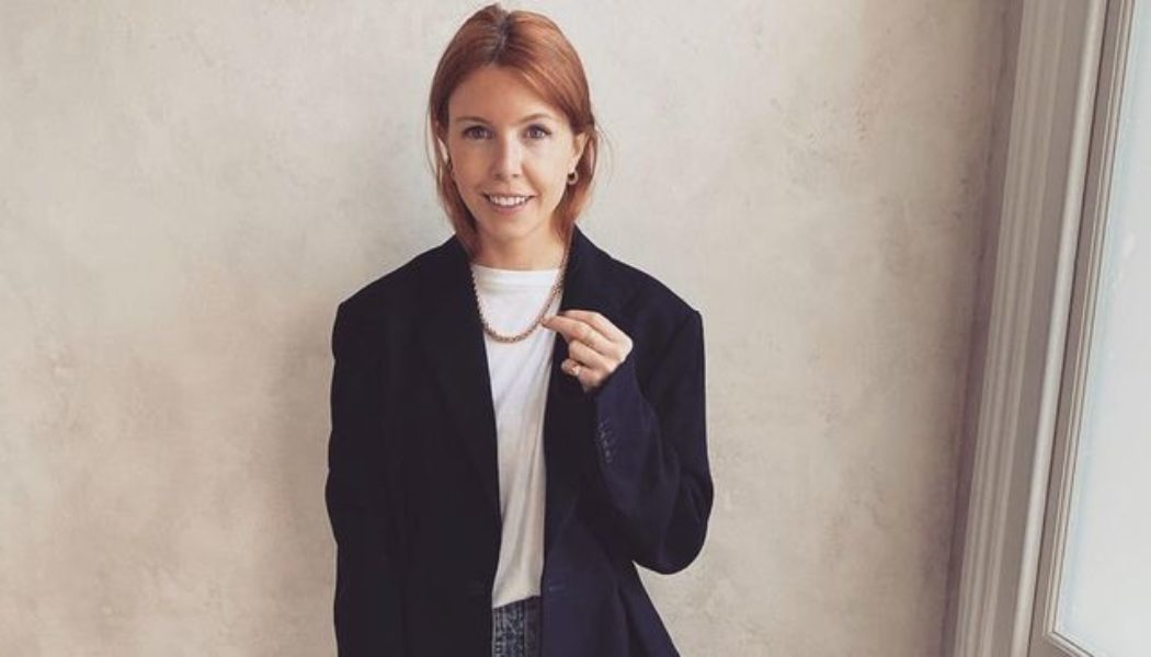 Stacey Dooley’s Low-Key Jean-and-Sandal Formula Is All I Want to Wear Right Now