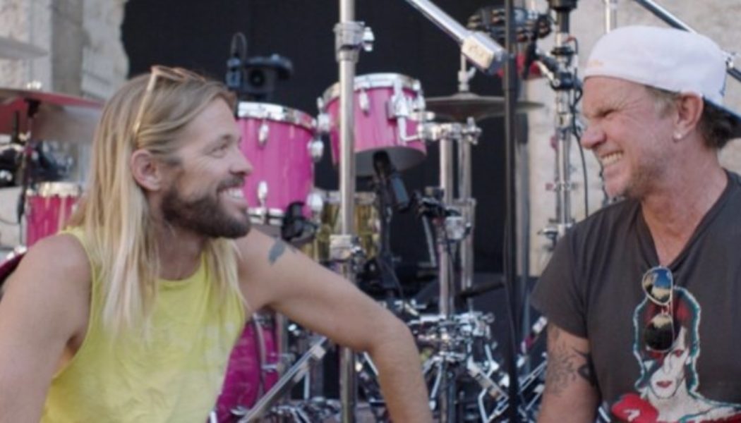 TAYLOR HAWKINS Honored By RED HOT CHILI PEPPERS Drummer CHAD SMITH In Tribute Video