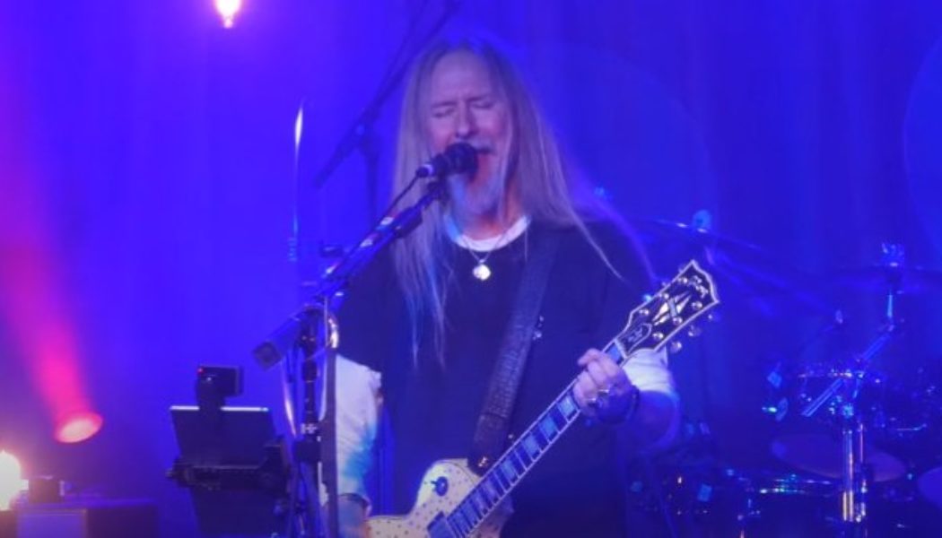 Watch: ALICE IN CHAINS’ JERRY CANTRELL Performs In Philadelphia During ‘Brighten’ Solo Tour