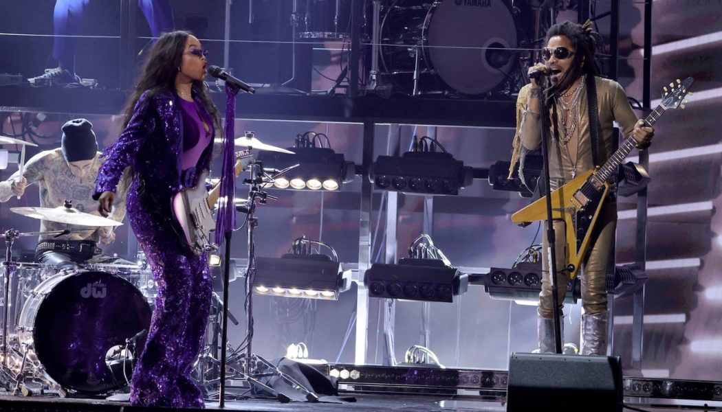 Watch H.E.R. Perform With Lenny Kravitz and Travis Barker at the 2022 Grammys