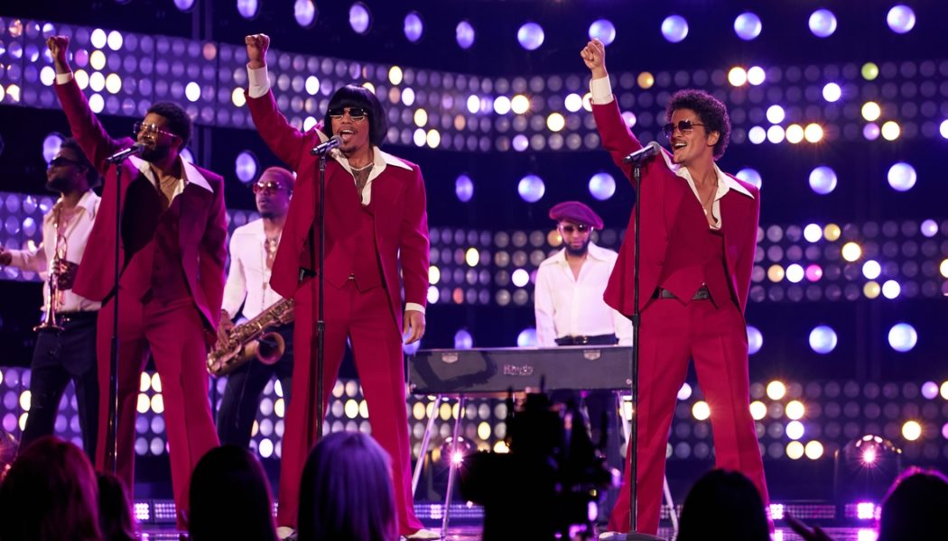 2022 Billboard Music Awards: Silk Sonic Perform “Love Train”: Watch