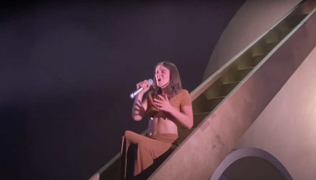 Lorde Covers Carly Rae Jepsen’s “Run Away with Me” at London Concert: Watch