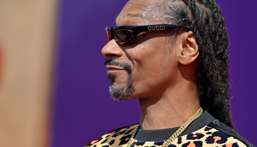 Smoke Dogg: Snoop Dogg Gives Blunt Roller A Raise Due To Inflation