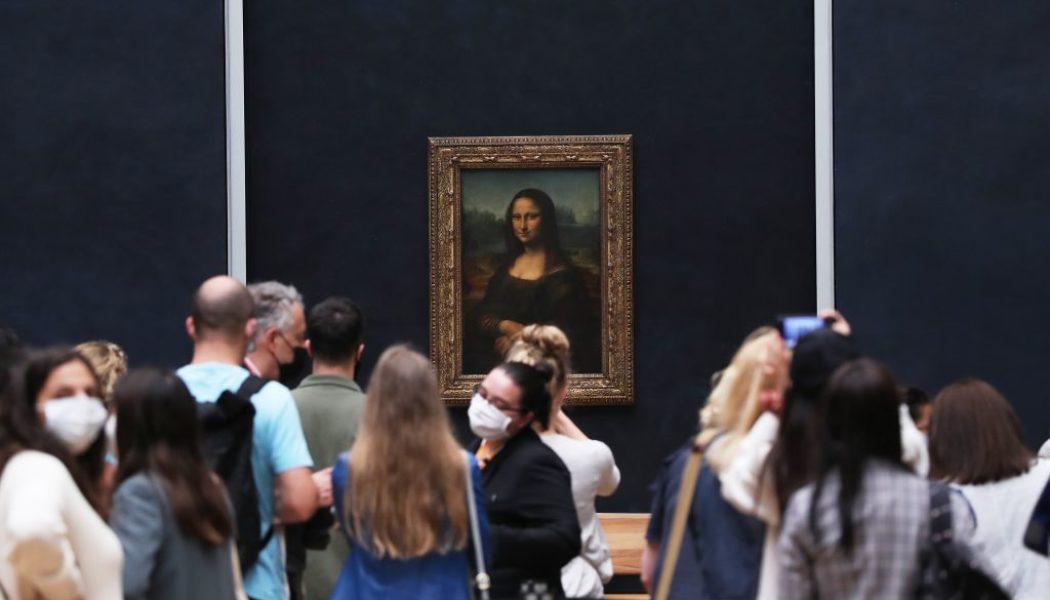 Somebody Vandalized The Mona Lisa By Smearing It With Cake. Weird, Right?