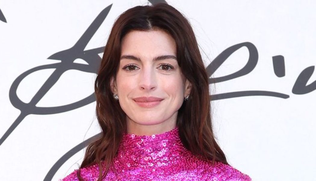 Anne Hathaway’s Micro Miniskirt and 6-Inch Platforms Just Won Couture Week