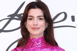 Anne Hathaway’s Micro Miniskirt and 6-Inch Platforms Just Won Couture Week