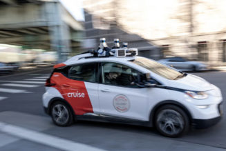 Driverless Cruise robotaxis stop working simultaneously, blocking San Francisco street