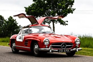 Open Road: Mercedes-Benz 300SL Gullwing