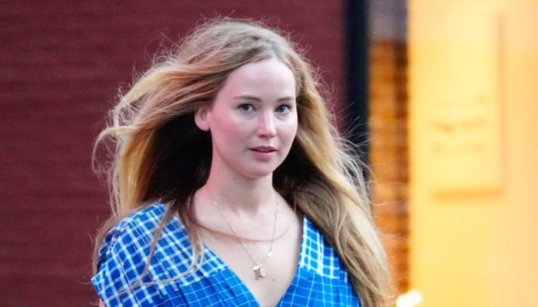 The Easy Dress-and-Sandals Formula Jennifer Lawrence Wears Over and Over Again