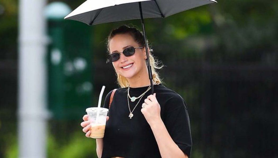 Jennifer Lawrence’s Jeans-and-Flats Look Is Perfect For a Low-Key Summer Day