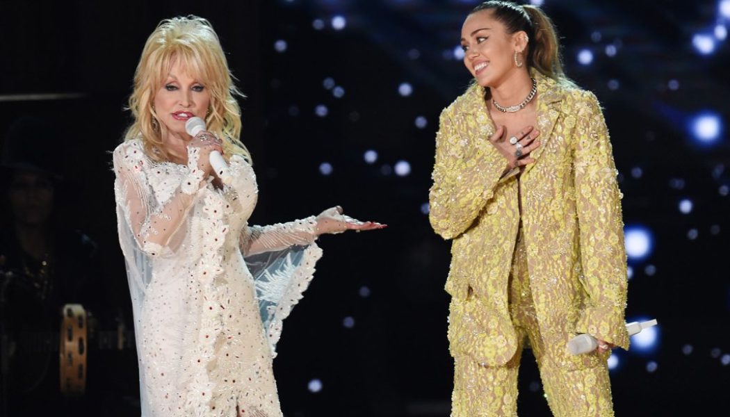 Miley Cyrus, Jimmy Fallon, Willie Nelson to Guest on ‘Dolly Parton’s Mountain Magic Christmas’