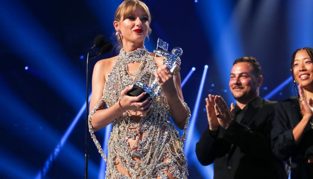 Taylor Swift Is First Artist to Achieve This VMAs Feat, Plus Other 2022 Record Setters