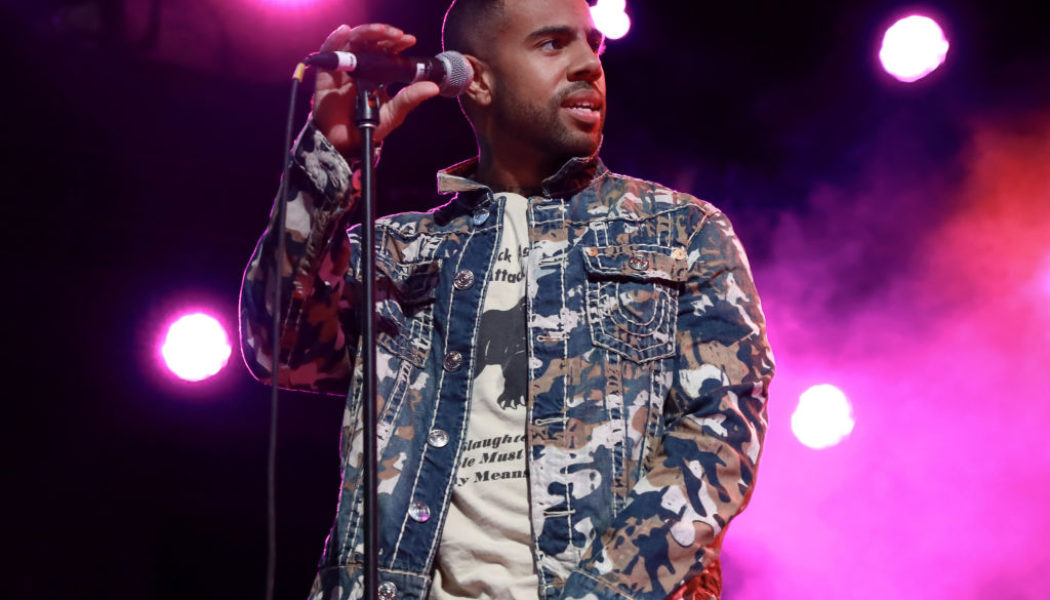 Gas Me Up: Vic Mensa Gives Out $10K Gas & 93 Boyz “Gas” In Chicago