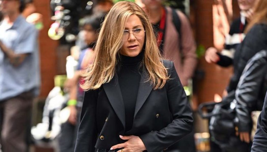 Jennifer Aniston Just Single-Handedly Made This Dated Denim Trend Cool Again