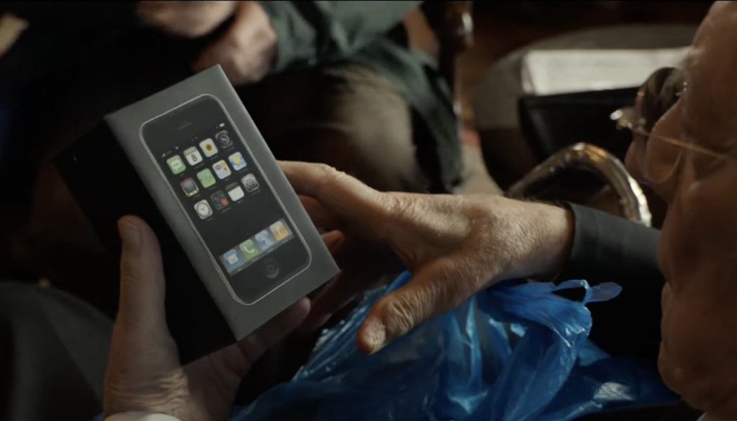 Netflix’s latest Stephen King trailer focuses on Mr. Harrigan’s iPhone