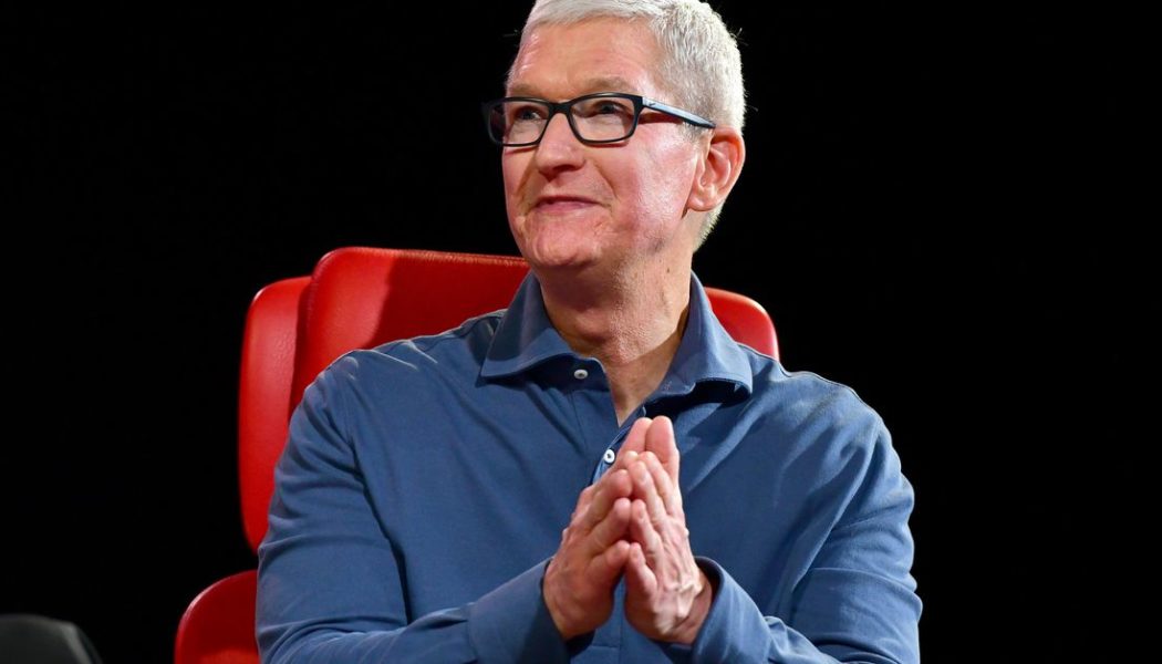 Tim Cook says ‘buy your mom an iPhone’ if you want to end green bubbles