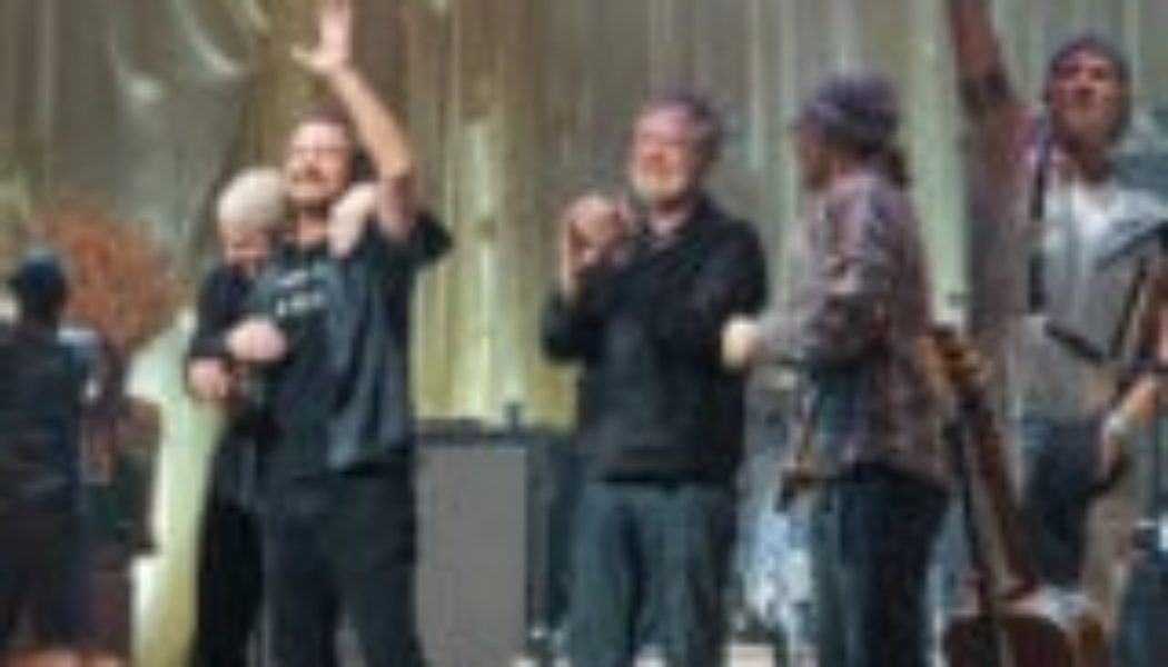 Watch Eddie Vedder Join Neil Finn Onstage For Crowded House Cover