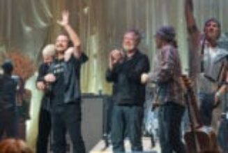 Watch Eddie Vedder Join Neil Finn Onstage For Crowded House Cover