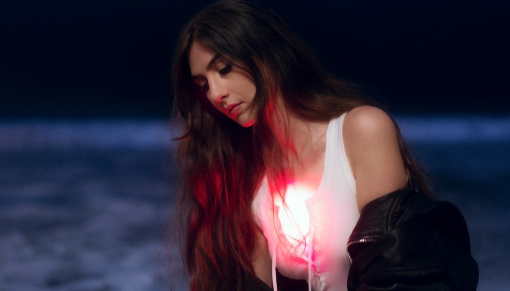 Weyes Blood Announces Tour and New Album, Shares New Song