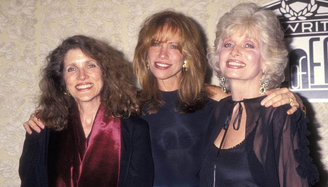 Carly Simon Loses Both Sisters to Cancer a Day Apart