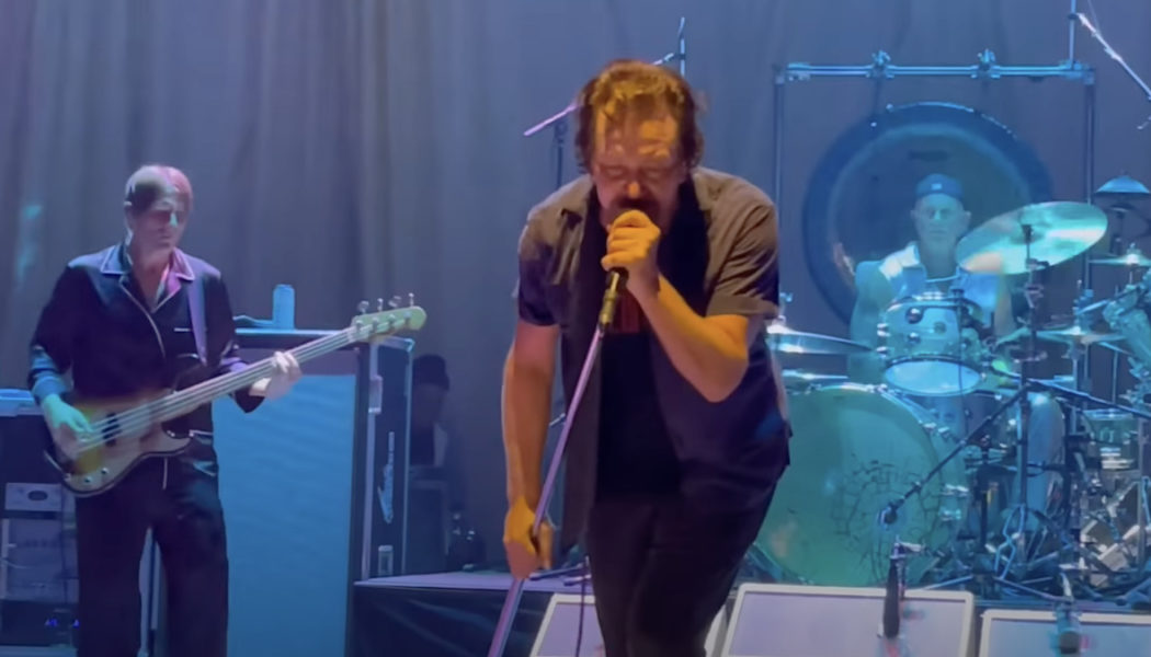 Eddie Vedder Covers The Cure’s “Just Like Heaven” at Tour Finale: Watch