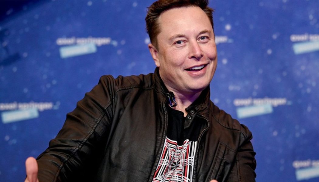 Elon Musk Just Changed His Status to “Chief Twit” While Carrying a Sink to Twitter HQ