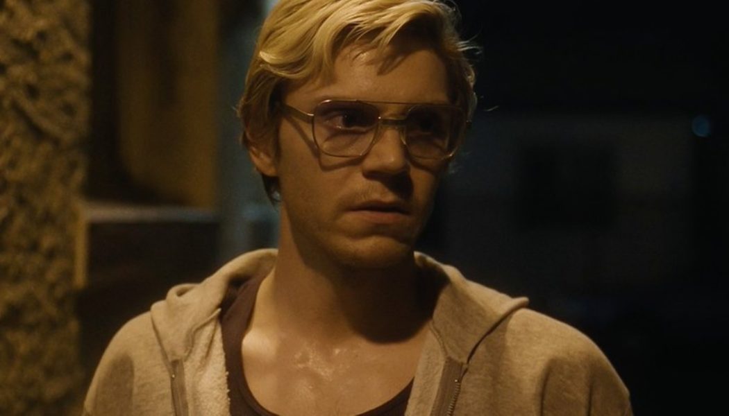 Evan Peters Stayed in Character “For Months” to Prepare for ‘Dahmer – Monster: The Jeffrey Dahmer Story’