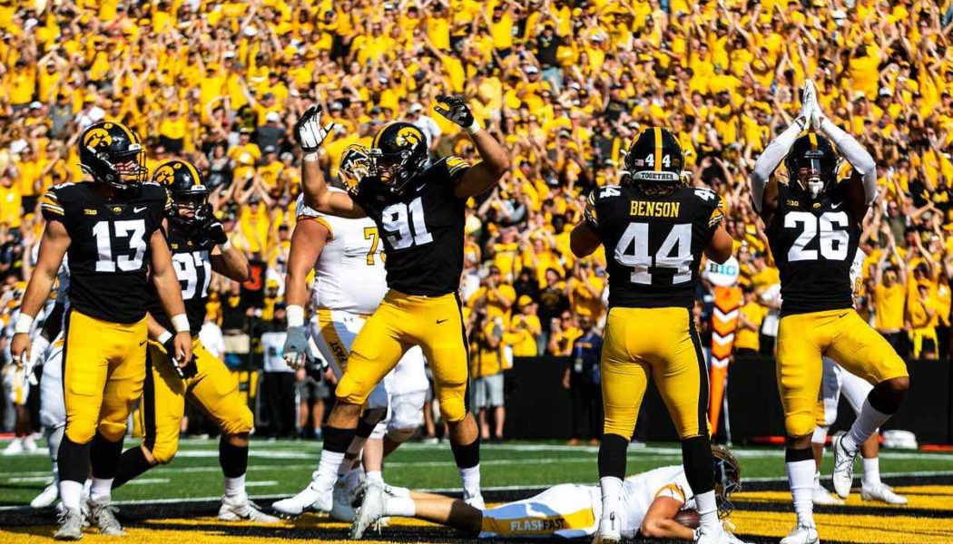 How To Bet On Iowa Hawkeyes vs Illinois Fighting Illini Player Prop Bets In Iowa | College Football Iowa Sports Betting