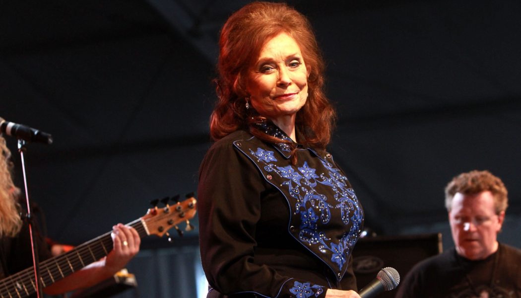 Loretta Lynn, Legendary Country Music Singer, Dies at 90