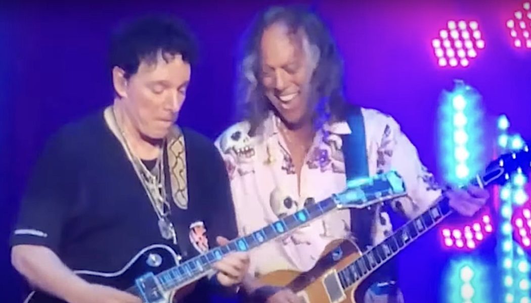 Metallica’s Kirk Hammett Joins Journey Onstage for Mashup of “Wheel in the Sky” and “Enter Sandman”: Watch