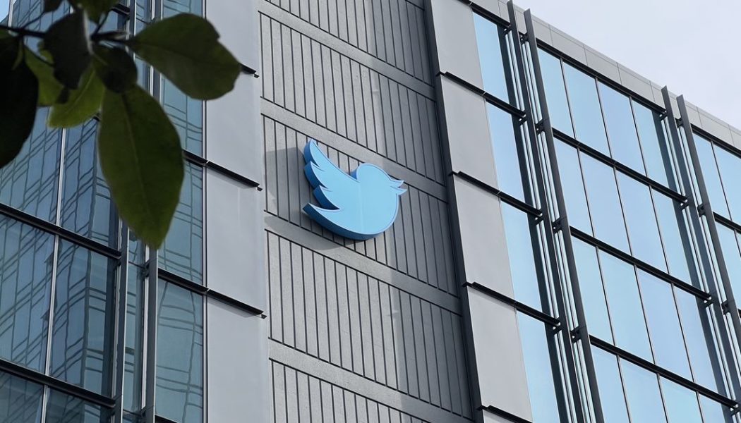 People are pretending to be laid-off Twitter employees carrying boxes outside of HQ