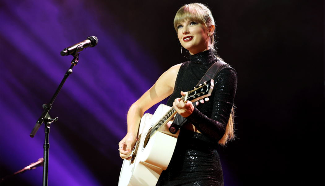 Swifties Can‘t Get Enough of Taylor Swift’s ‘Midnights’: ‘There Are No Skips In This Album’