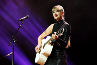 Swifties Can‘t Get Enough of Taylor Swift’s ‘Midnights’: ‘There Are No Skips In This Album’