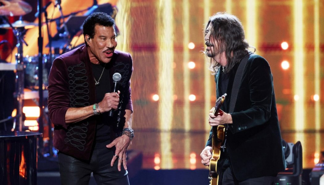 Lionel Richie Performs “Easy” with Dave Grohl at Rock and Roll Hall of Fame Induction Ceremony: Watch