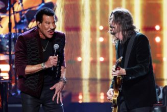 Lionel Richie Performs “Easy” with Dave Grohl at Rock and Roll Hall of Fame Induction Ceremony: Watch